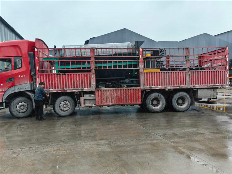 The first truck of the 10,000-ton annual powder organic fertilizer production line was delivered to a customer in Fang County, Hubei Province