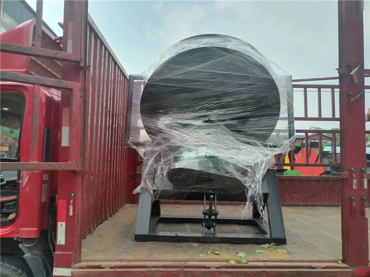 The technician explains the operating steps of the export equipment disc granulator