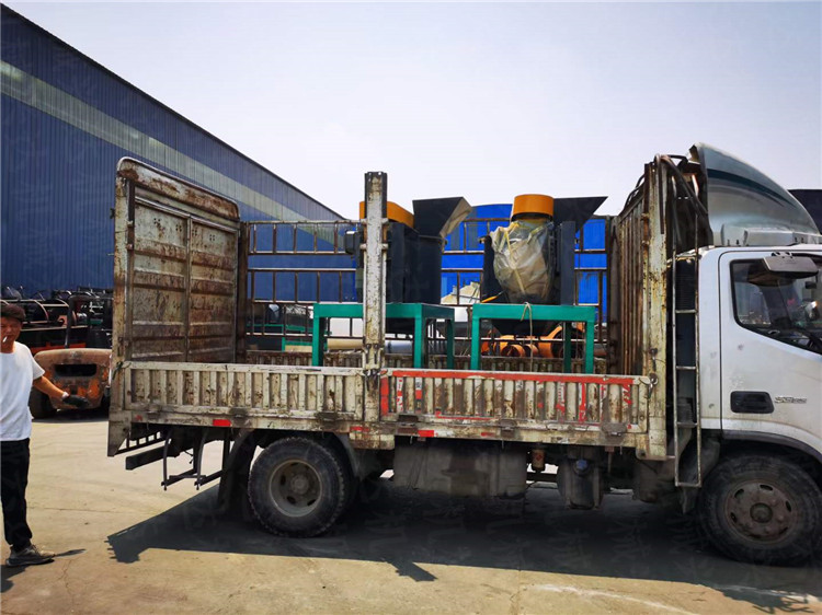 Organic fertilizer vertical crusher