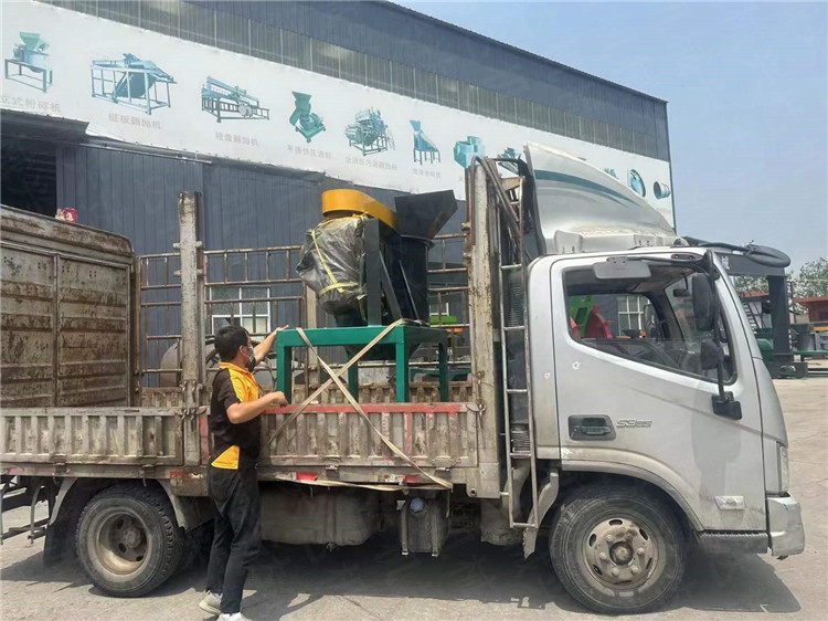 Organic fertilizer vertical crusher