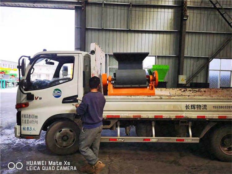 Organic fertilizer cage crusher