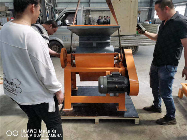 Organic fertilizer cage crusher