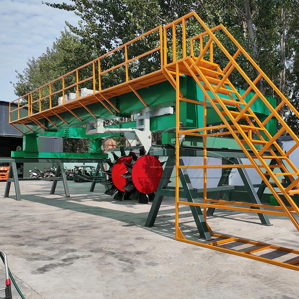 Wheel compost turning machine